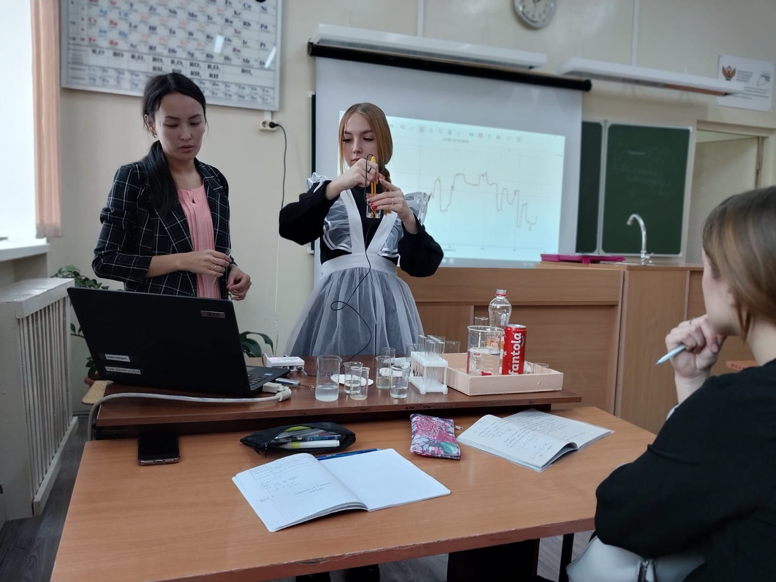 Определение среды растворов кислот и щёлочей с помощью проводного цифрового датчика pH.