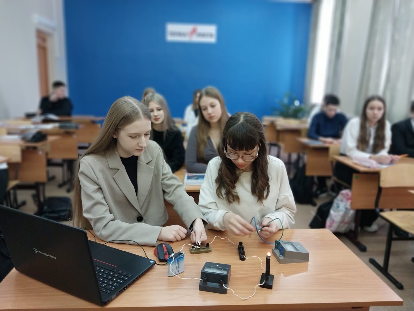 «Сборка электрической цепи и измерение силы тока в её различных участках».